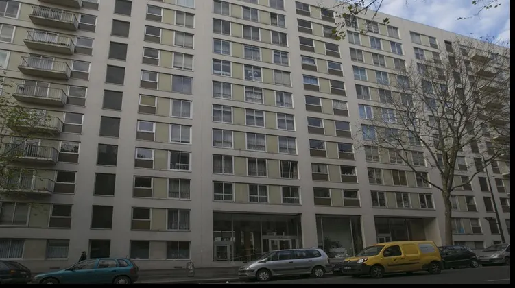 Un copil de 2 ani a supravieţuit unei căzături de la etajul 9. N-a suferit nici măcar o fractură