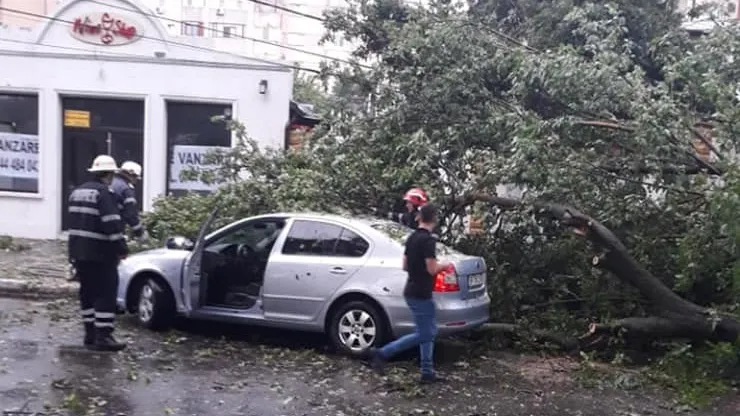 Dezastrul lăsat de furtuni în România, în imagini. Ravagiile făcute de fenomenele meteo extreme 