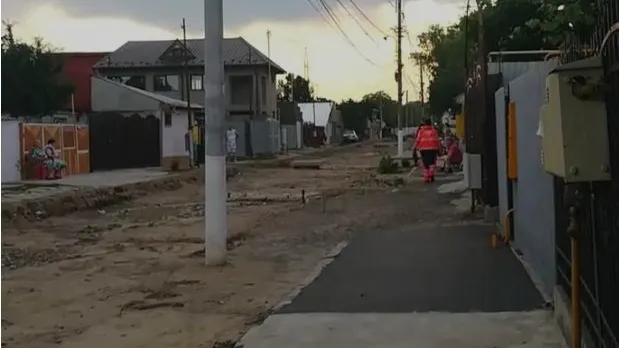 Scene incredibile în Brăila. Bolnav purtat pe brațe. Ambulanța nu putea intra din cauza noroiului