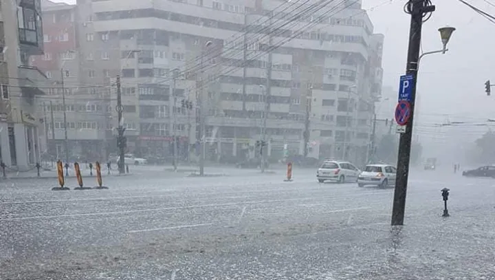 NU mai scăpăm de vremea rea! Codul portocaliu și galben de fenomene extreme, prelungit 