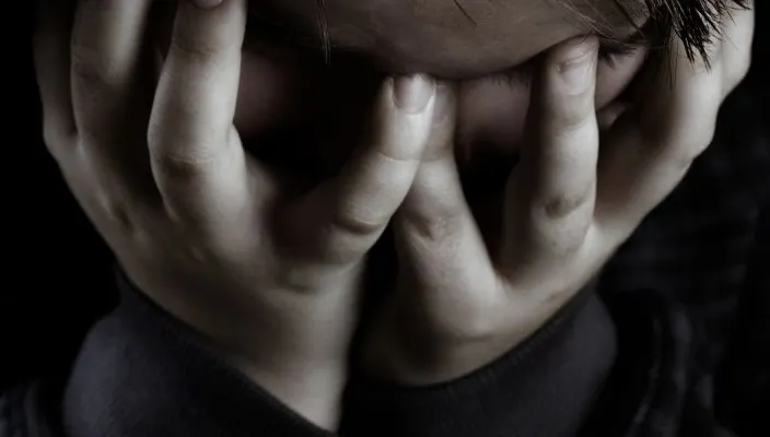 Copil de 8 ani agresat sexual în scara unui bloc de un recidivist!