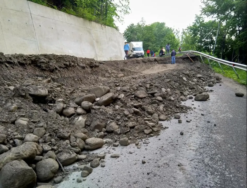Oamenii din Nereju-Vrancea, izolați de surparea drumului județean