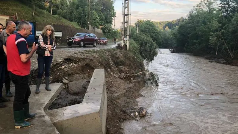 Drum judeţean rupt de o viitură în Prahova