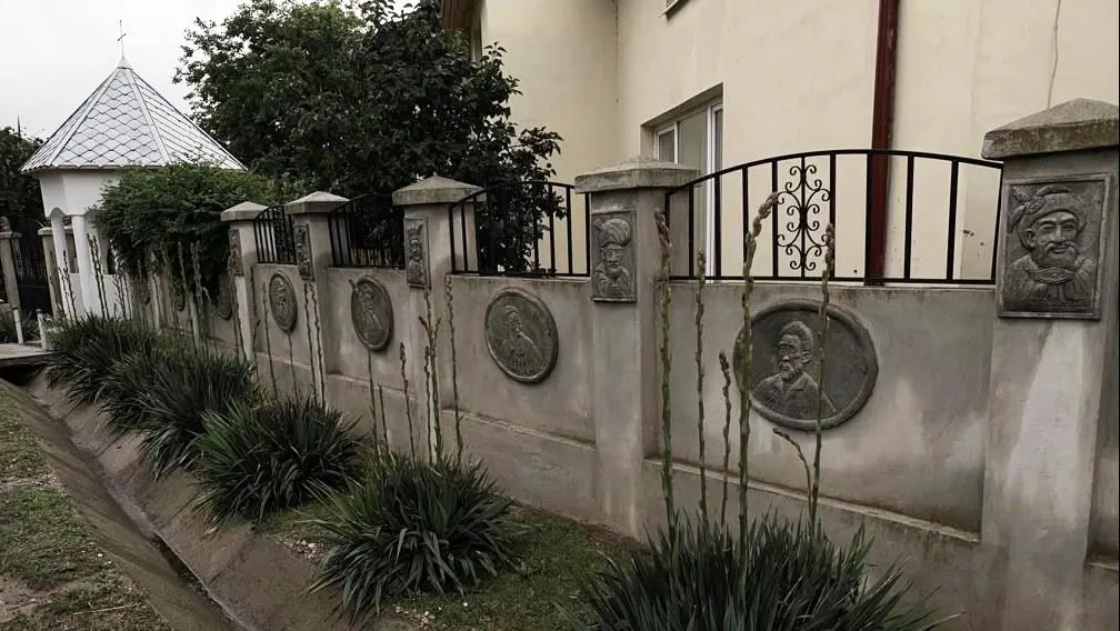 Un argeșean și-a decorat gardul cu chipuri de domnitori și mari artiști