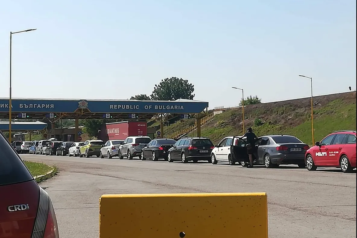 Românii se înghesuie din nou să treacă frontiera. Cozi la Giurgiu
