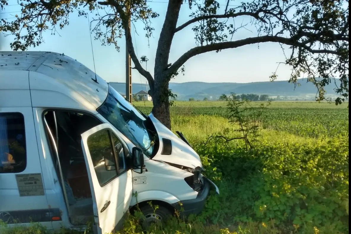 Microbuz cu muncitori, accident grav!  Patru bărbați au ajuns la spital