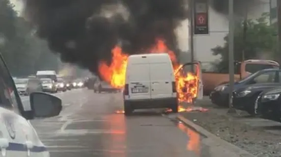O autoutilitară a luat foc în mers, chiar la intrarea în Mamaia