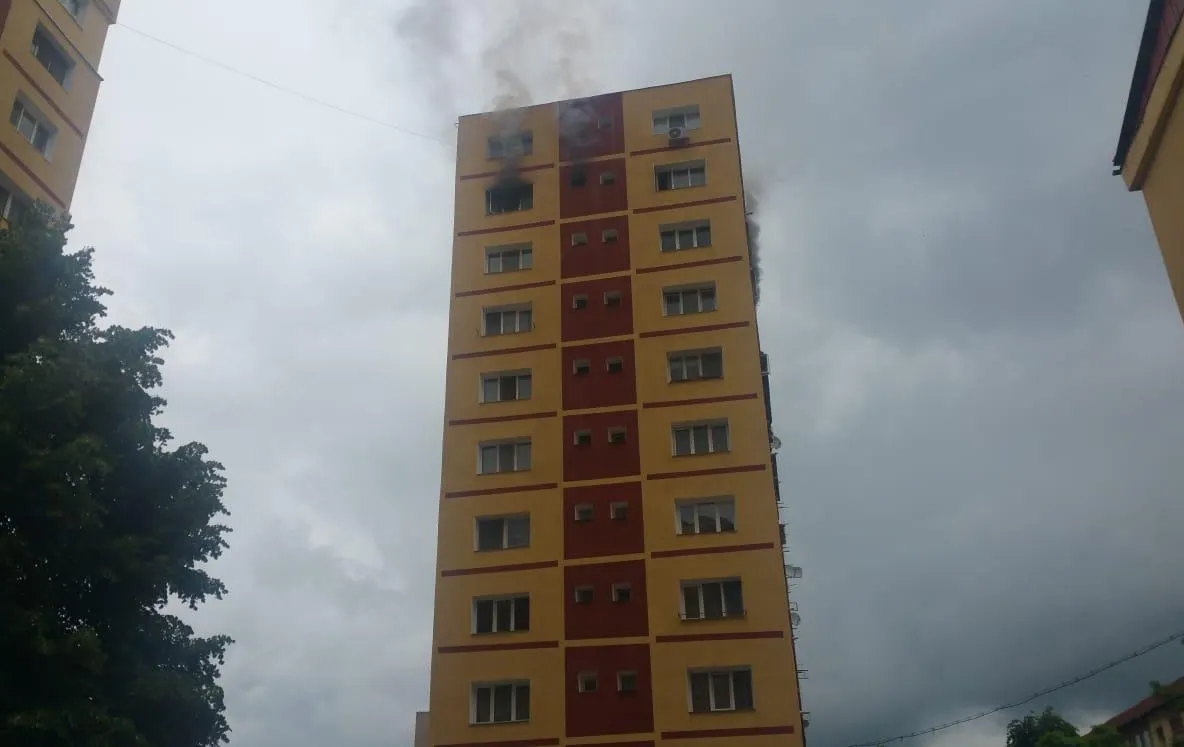 Incendiu violent la un bloc din Reșița 