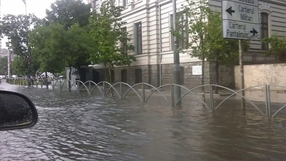 Rupere de nori în București! Capitala, inundată. Schele prăbușite în stradă din cauza furtunii