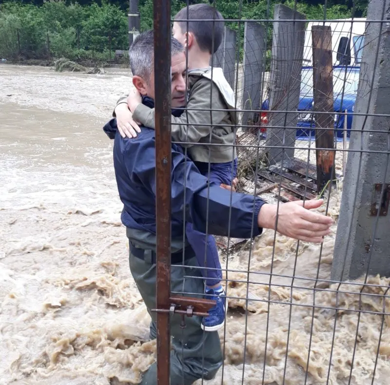  Potop în Argeş! Inundaţii în mai multe localităţi, situaţia cea mai gravă la Bascov (VIDEO)