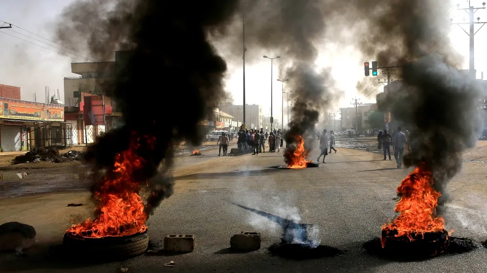 Proteste pentru înlăturarea dictaturii transformate în măcel: 60 de oameni uciși în Sudan