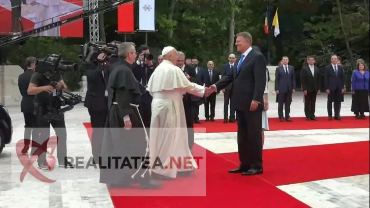 Momentul cel mai haios al vizitei Papei Francisc în România. VIDEO realitatea.net