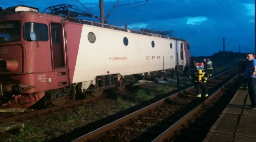Locomotiva unui tren InterRegio a luat foc. Toți pasagerii, evacuați de urgență