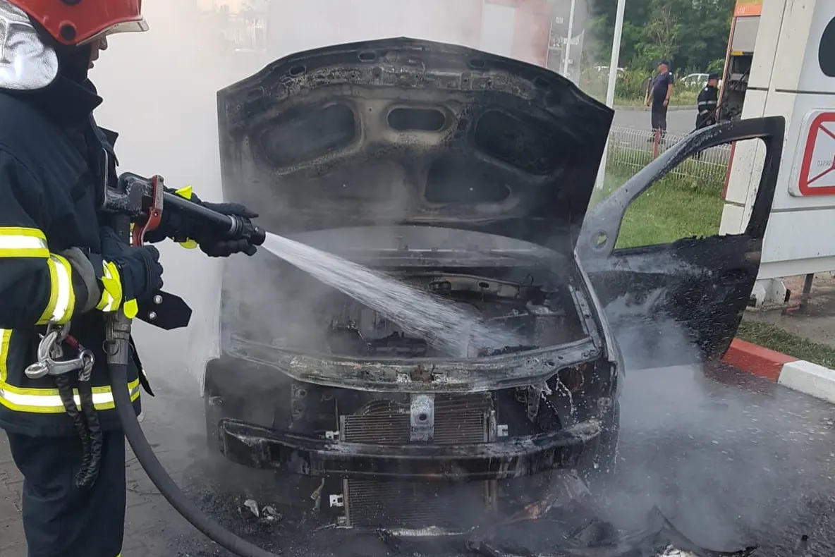 Panică în benzinărie. O mașină a luat foc din senin