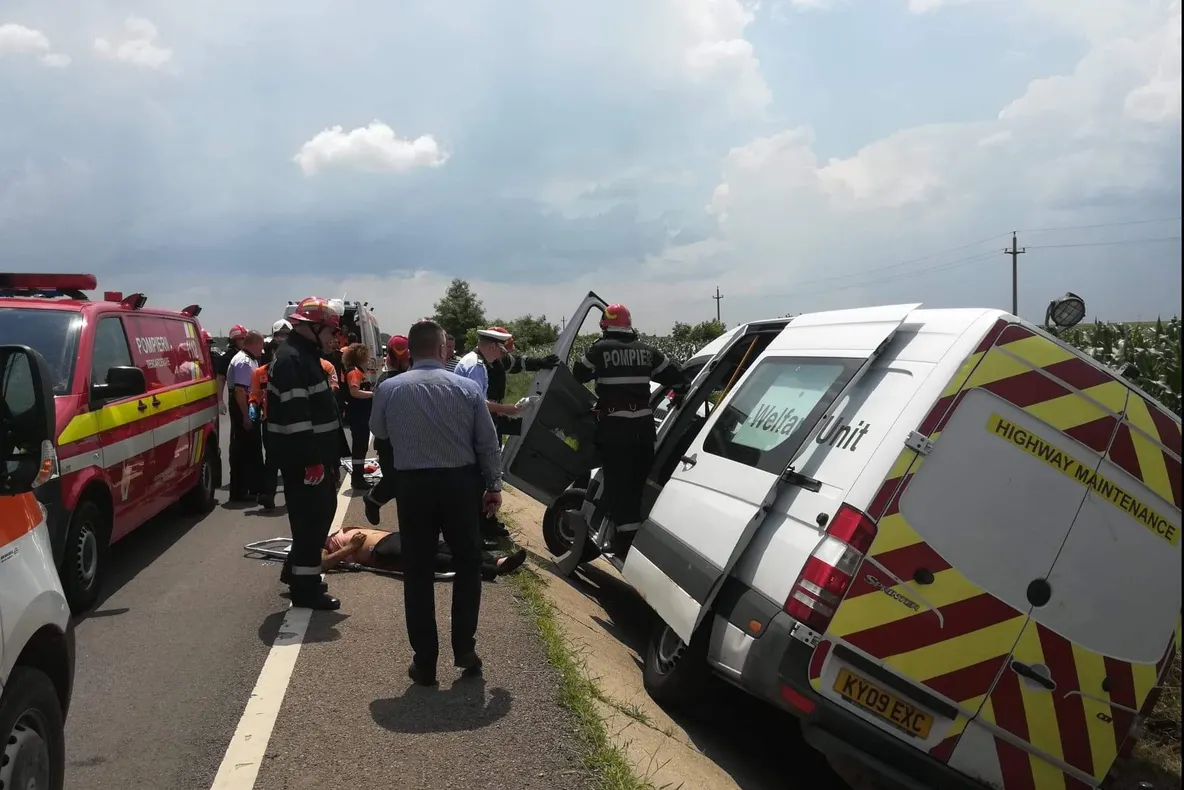 Un microbuz de călători s-a răsturnat pe DN 5! O persoană a decedat iar șase sunt rănite