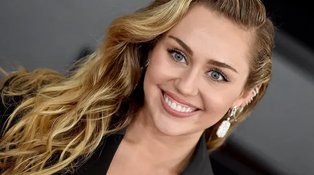 Cum vinde Miley Cyrus prezervative