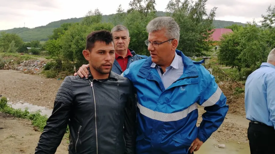 Ministrul Ioan Deneș, declarație şoc în prezența tatălui celor patru copii luați de viitură (VIDEO)