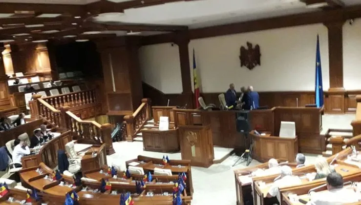 Momente de panică în Parlamentul de la Chișinău - Clădirea, evacuată de urgență