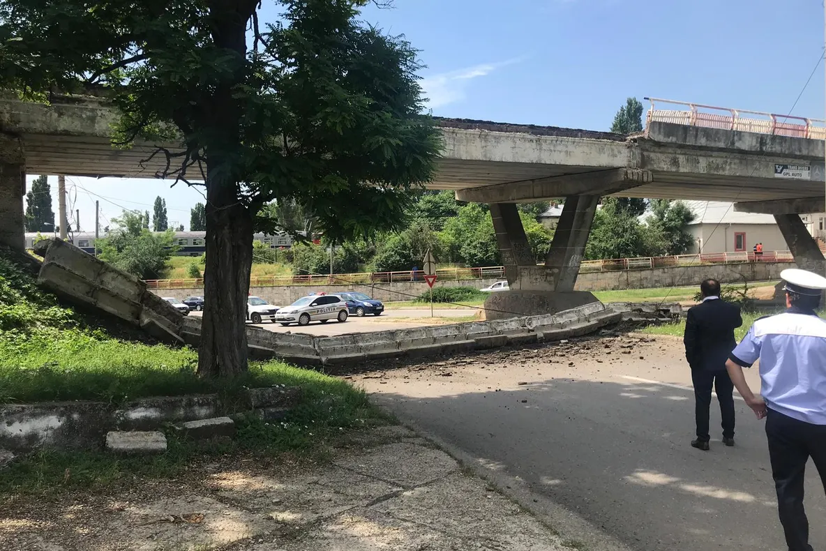 La un pas de o catastrofă! Balustrada unui pod, prăbușită pe carosabil(Video)