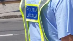 Poliţistul local care loveşte cu capul în gură un om al străzii