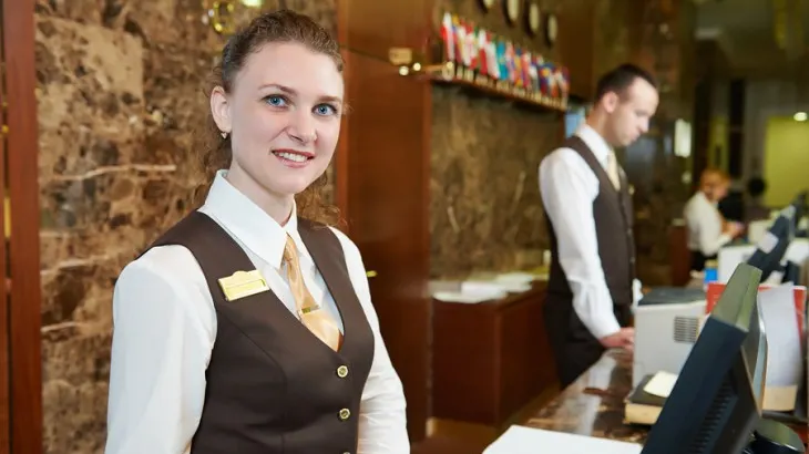 O recepţioneră de hotel face dezvăluiri şocante: Turiştii nu ar fi trebuit să afle niciodată asta!