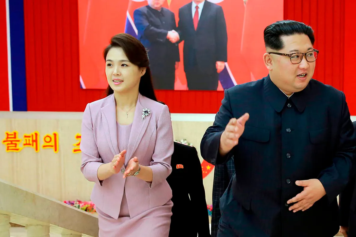 Kim Jong Un şi soţia Sol-ju au o viaţă misterioasă. Cum trăiesc în secret în comparaţie cu populaţia