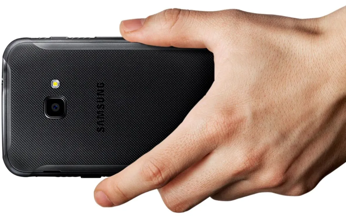 Telefonul Samsung făcut să reziste la orice căzătură și oricâtă ploaie te prinde în oraș