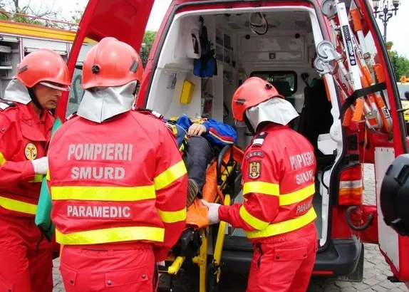 Microbuz cu pasageri, scăpat de sub control, la Voinești: mai multe victime