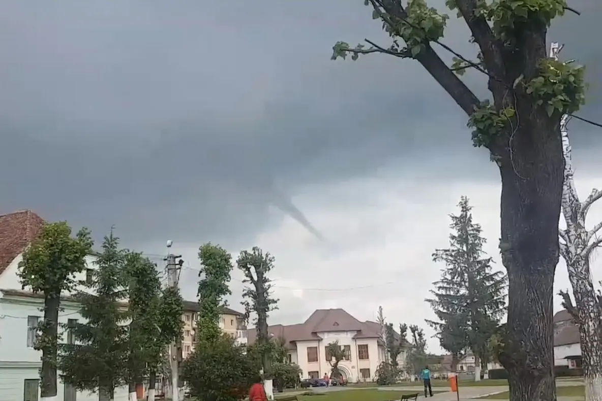Imagini apocaliptice. Încă o tornadă uriașă în România! Unde a fost surprinsă! VIDEO
