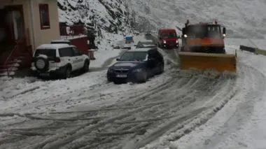 Strat de zăpadă de 6 metri pe Transfăgărășan. Drumul va fi deschis pe 1 iulie