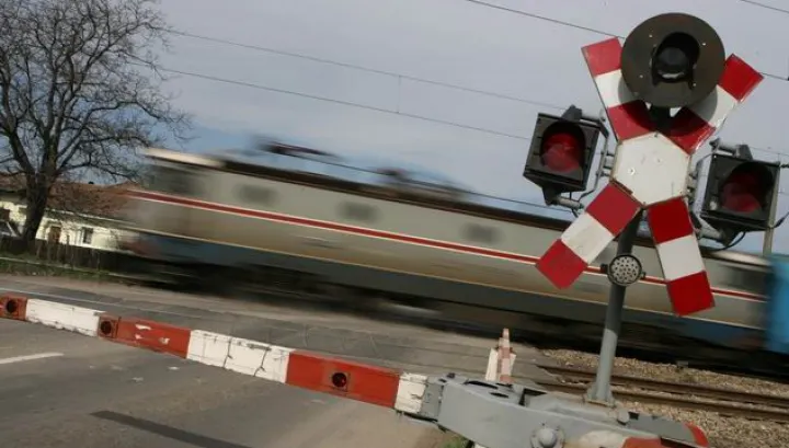 Accident violent, pe fondul vitezei: s-a răsturnat cu mașina pe calea ferată