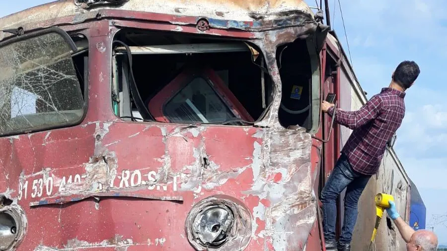 Un tren cu 60 de călători a deraiat în judeţul Bacău. Locomotiva a lovit în plin bena unui camion