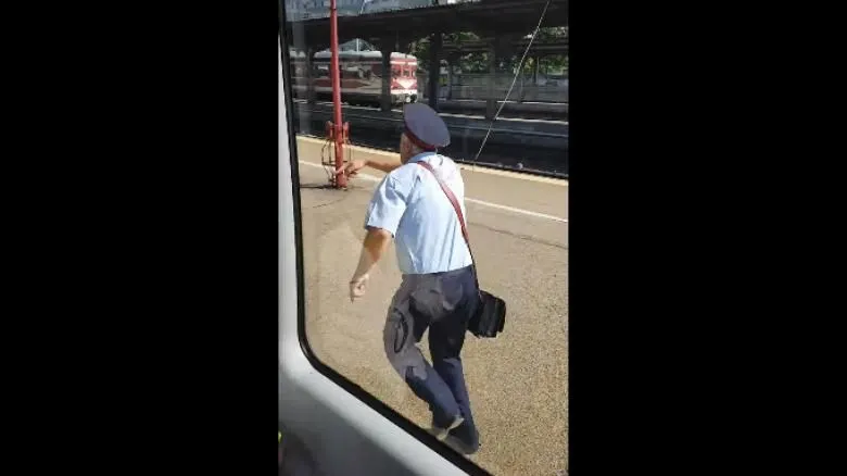 Cascadorii râsului în Gara de Nord. Controlorul trenului București-Târgoviște, uitat pe peron