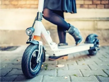 Proiect. Trotinetele electrice ar putea circula cu cel mult 40 km/h, iar minorii vor purta cască