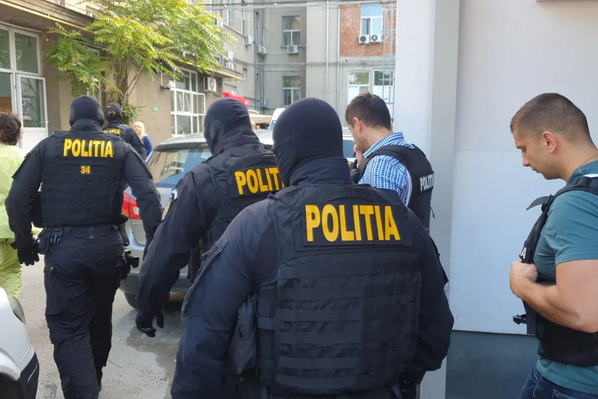 Primele imagini, ucigaşul poliţistului din Timiş a fost externat (VIDEO)