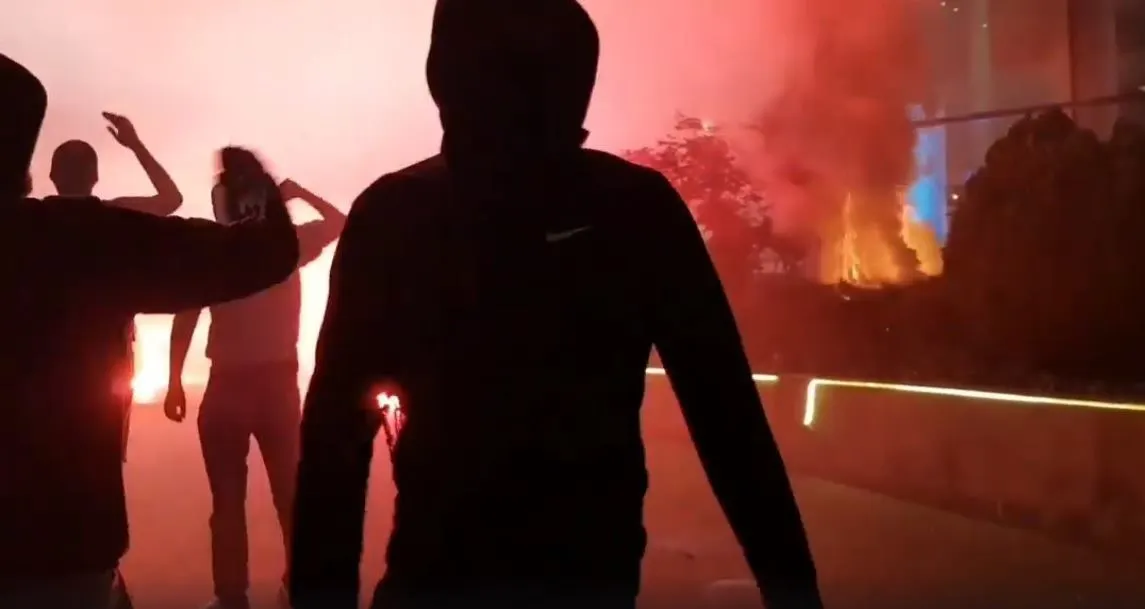Revoltă cu torțe la hotelul lui Negoiță. Fanii i-au adus şi o coroană de flori