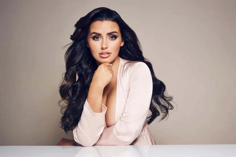 Regina cu forme de pe Instagram care câștigă mai mult decât premierul Marii Britanii 