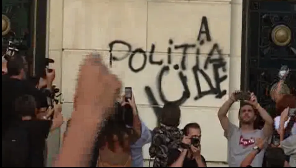Cazul ”Alexandra”. Sute de oameni s-au adunat la MAI. Câțiva au vandalizat sediul