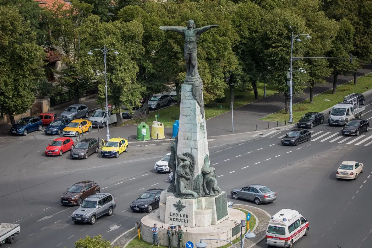 Paradă aeriană la Monumentul Eroilor Aerului, de Ziua Aviaţiei Române şi a Forţelor Aeriene