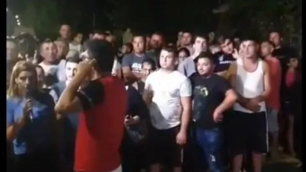 Revoltă la Caracal. Sute de oameni s-au adunat în faţa casei principalului suspect al crimei