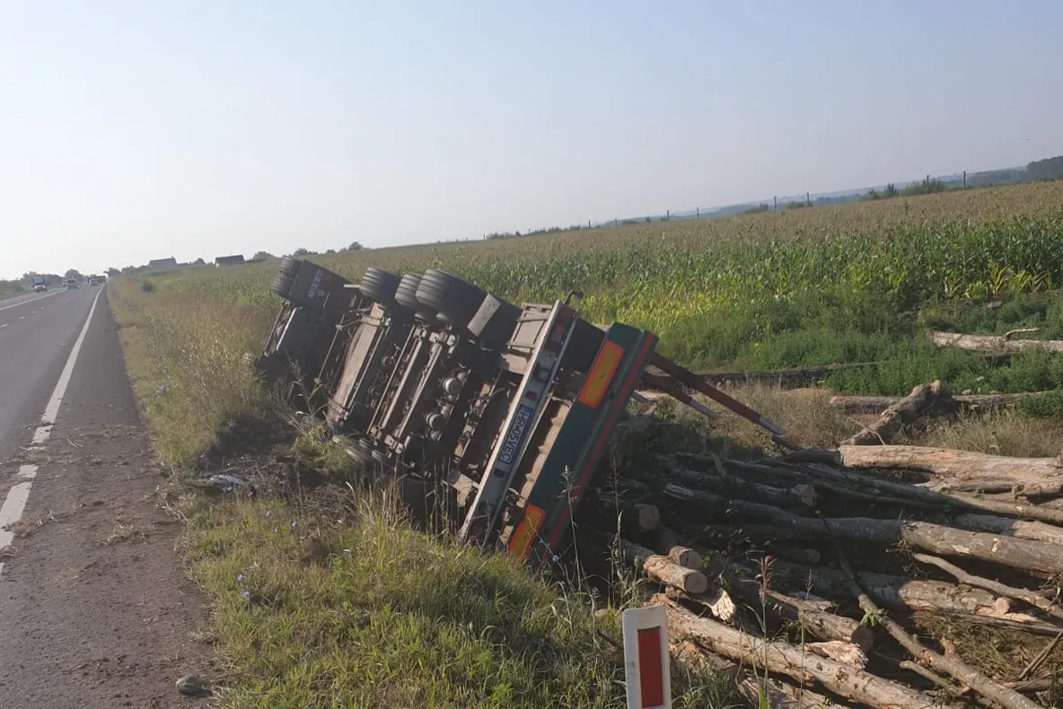 A adormit la volan și s-a răsturnat cu autocamionul încărcat cu lemne