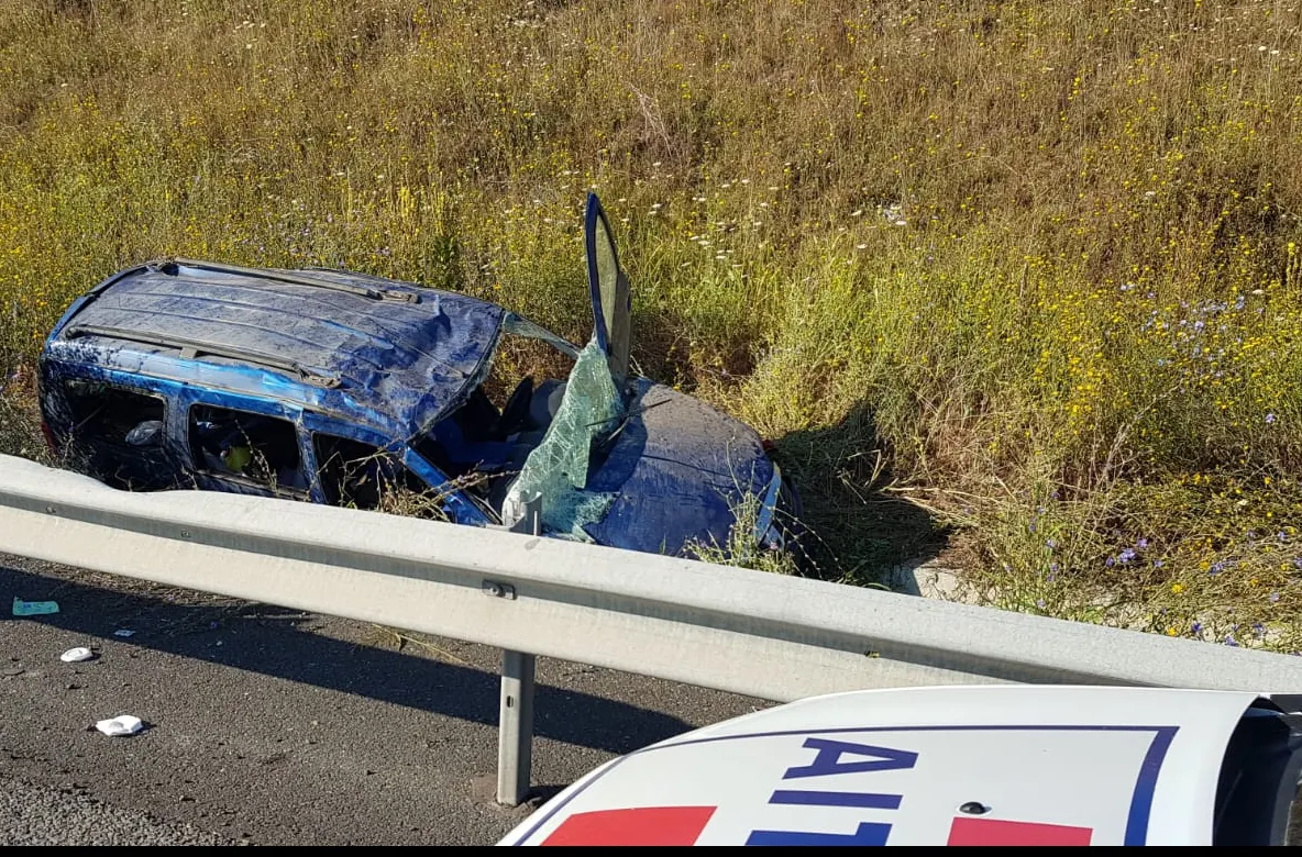 S-a răsturnat cu mașina pe Autostrada București-Constanța (FOTO)