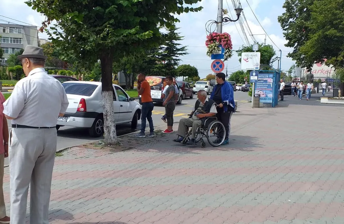 Adjunctul Poliţiei Locale Slatina a accidentat doi tineri pe trecerea de pietoni