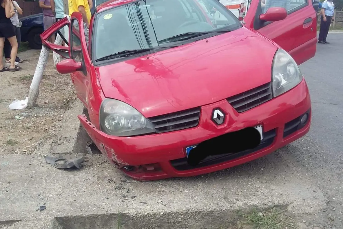 Doi copii răniți, într-un accident produs de o șoferiță din Capitală