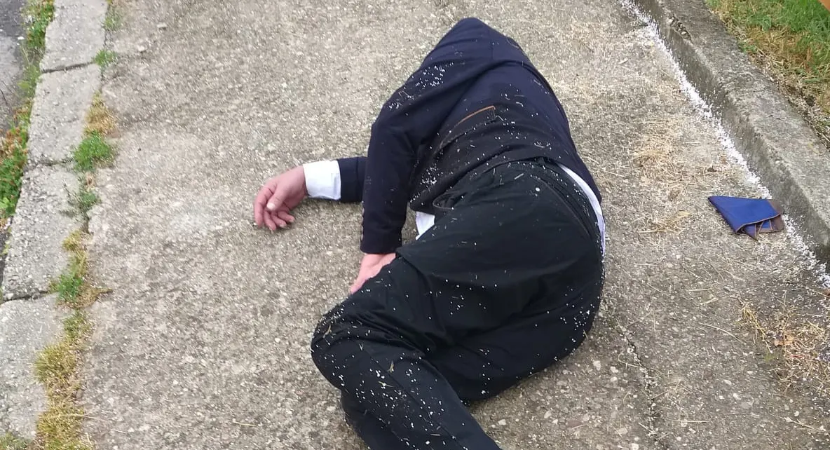 Caz șocant, la Reșița. Bărbat în costum, găsit inconștient, pe stradă. Lângă el era un plic cu BANI