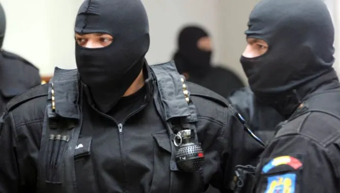 Scandal-monstru, cu bătăi și scaune aruncate, noaptea trecută, pe terasa unui local din Craiova