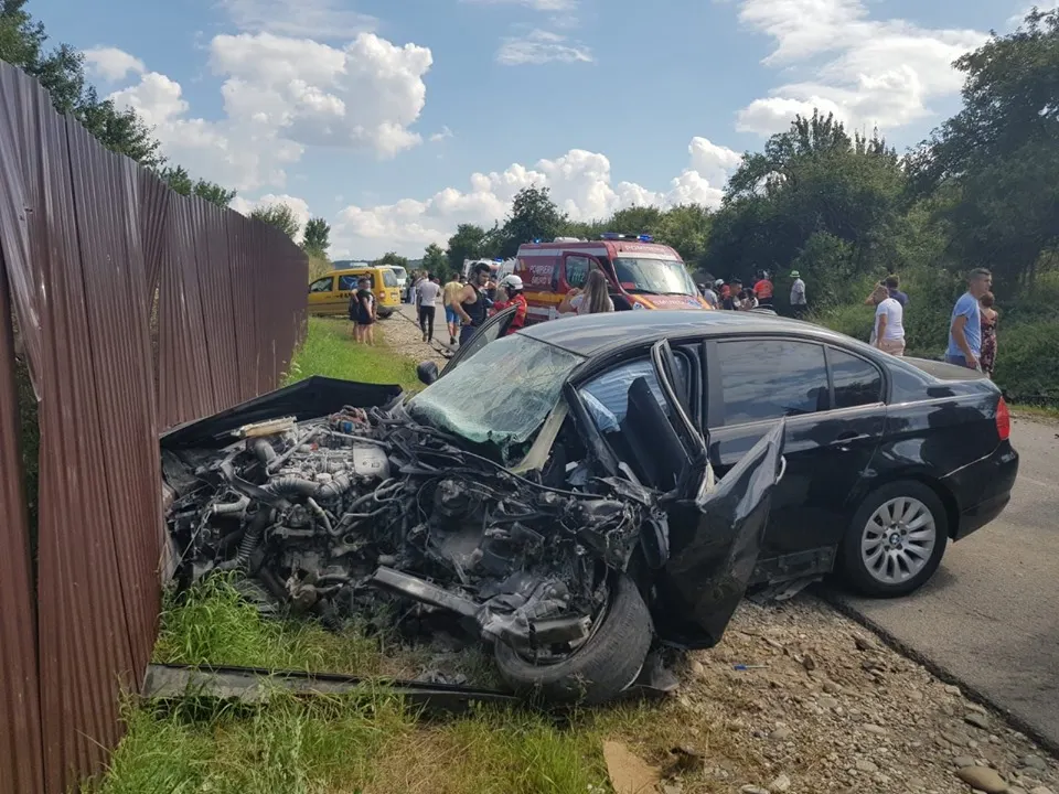 Grav accident rutier, în Bistrița-Năsăud. Trei victime, blocate în mașini
