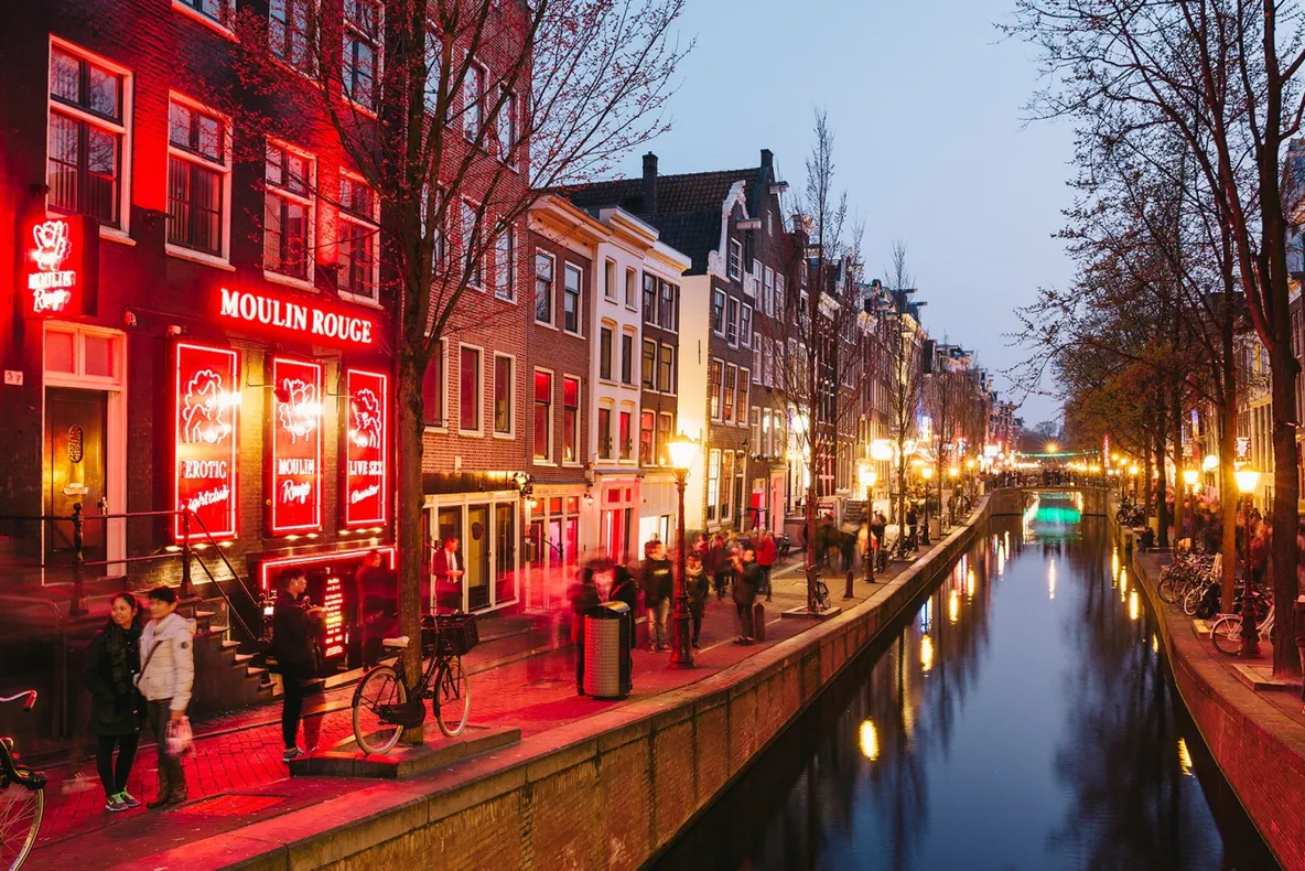 Decizie extremă în Amsterdam. Turiștii - acces interzis în magazinele care vând marijuana