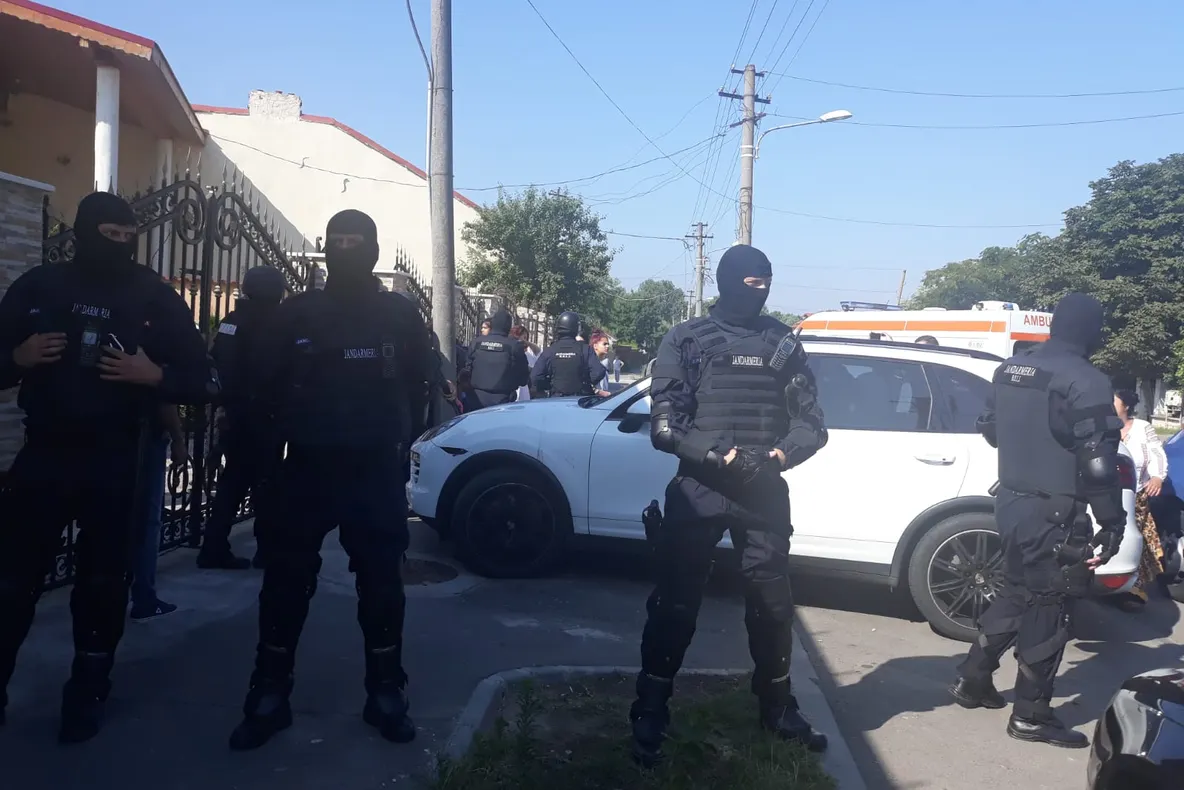 Descinderi în forță la un grup infracțional din Craiova cu ramificații în mai mult țări