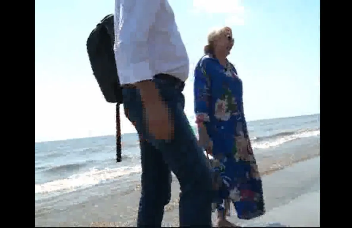 Imagini geniale! Viorica Dăncilă și câțiva miniștri, desculţi, cu picioarele în nisip și în mare